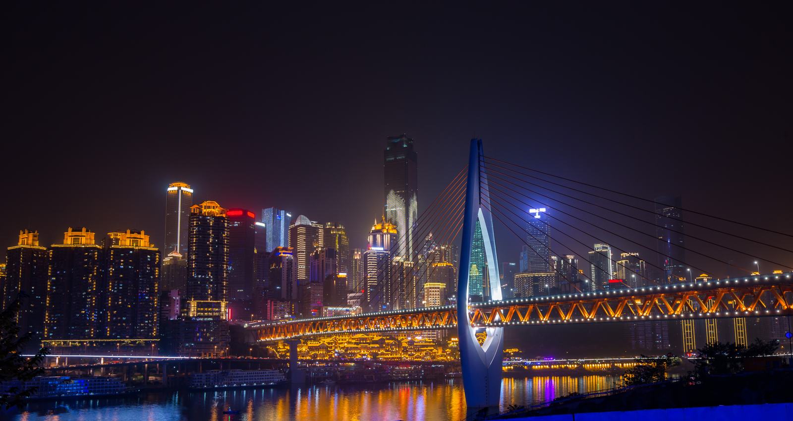 Skyline noturno de Chongqing com ponte iluminada