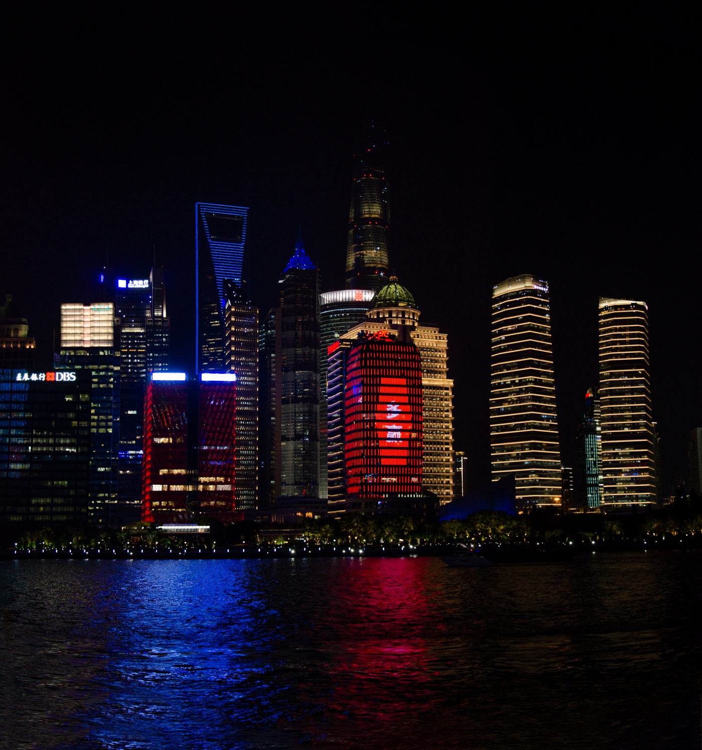 Skyline de Xangai à noite visto do rio